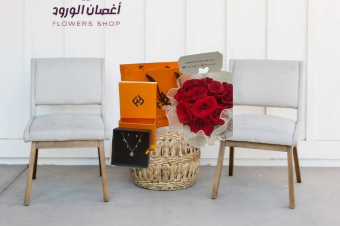 Cute Brand Fashion Chain With White Lace Bouquet And Red Roses