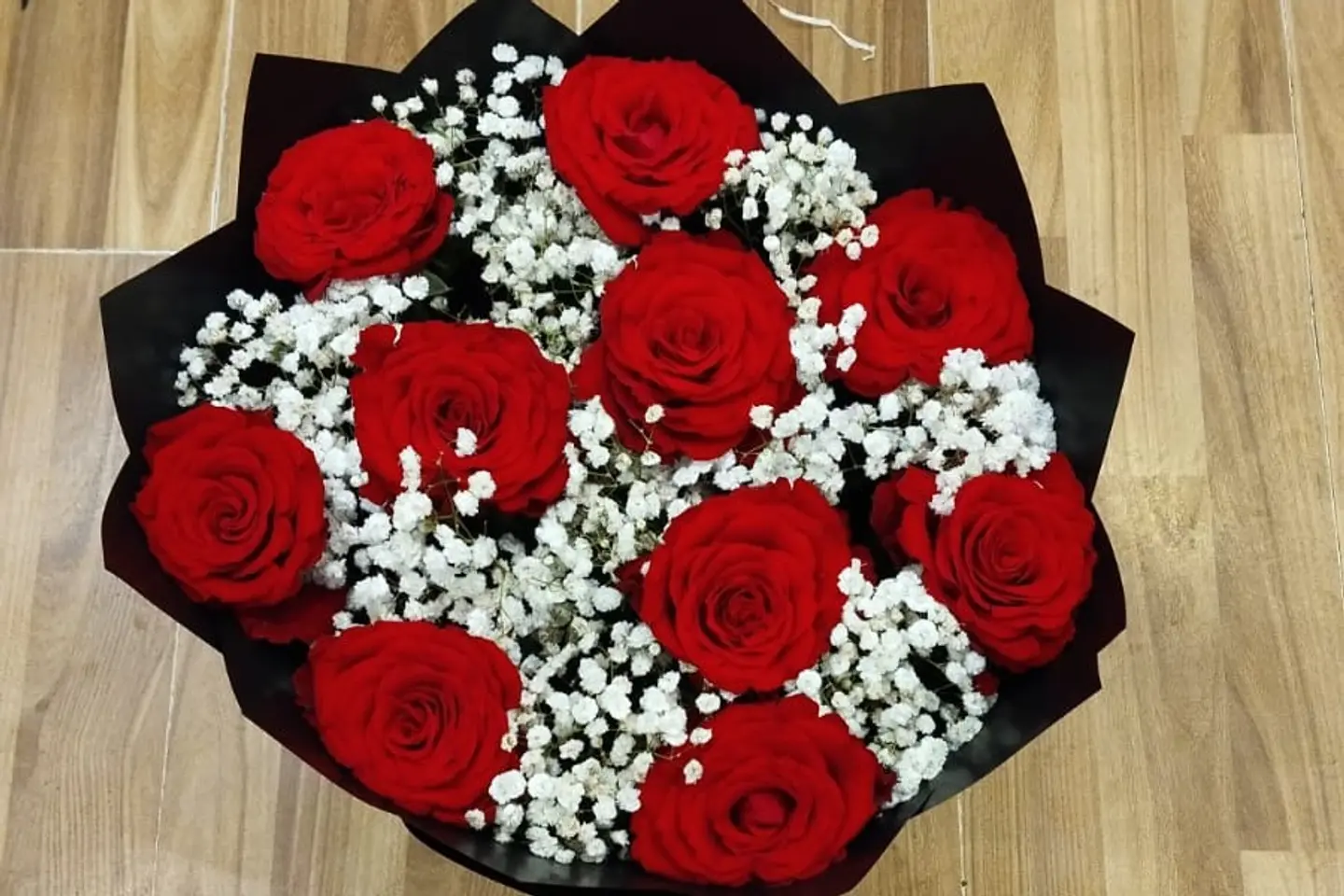 Round Bouquet Of Roses, Black Wrapping