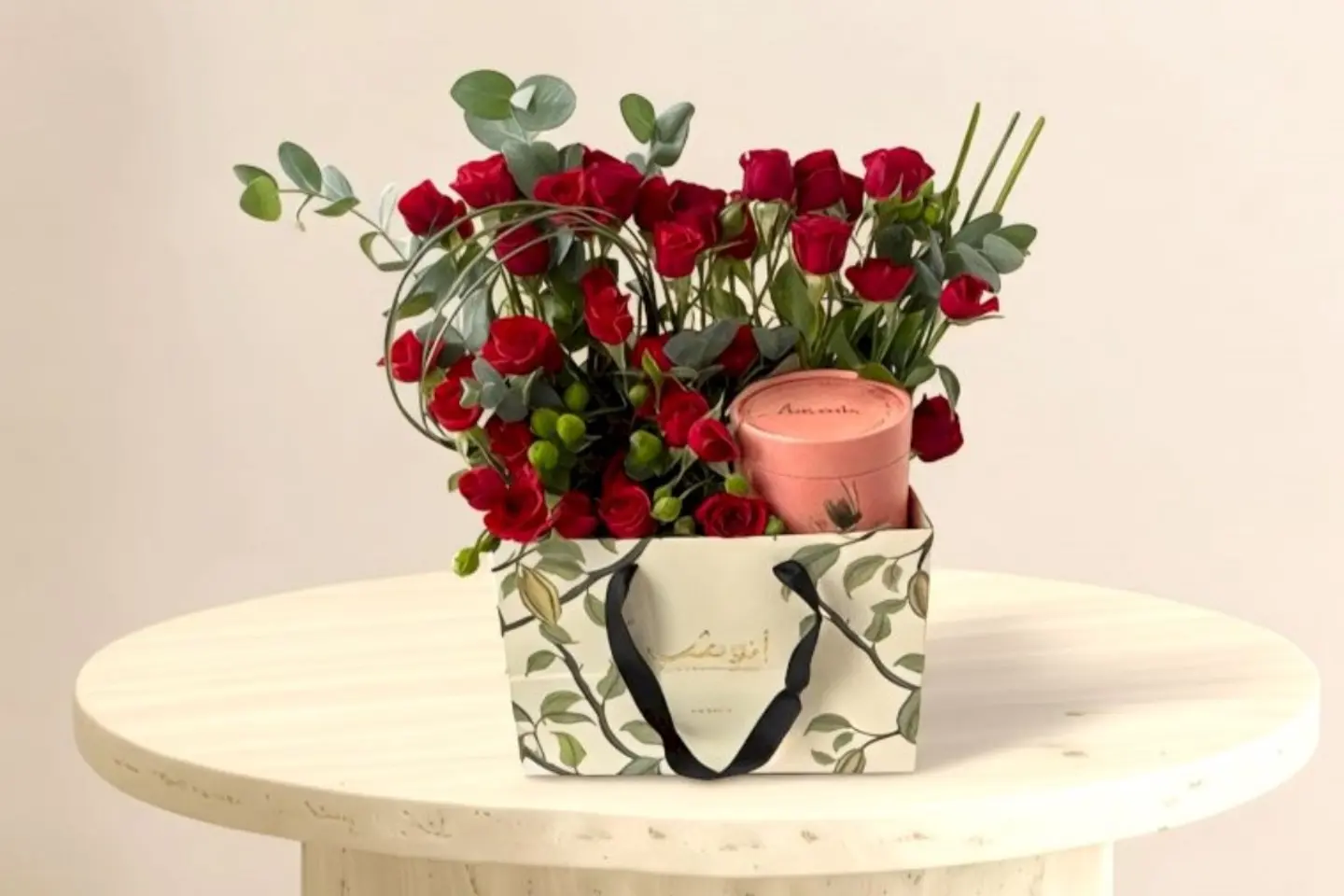 شوكلت انوش وزهور حمراء