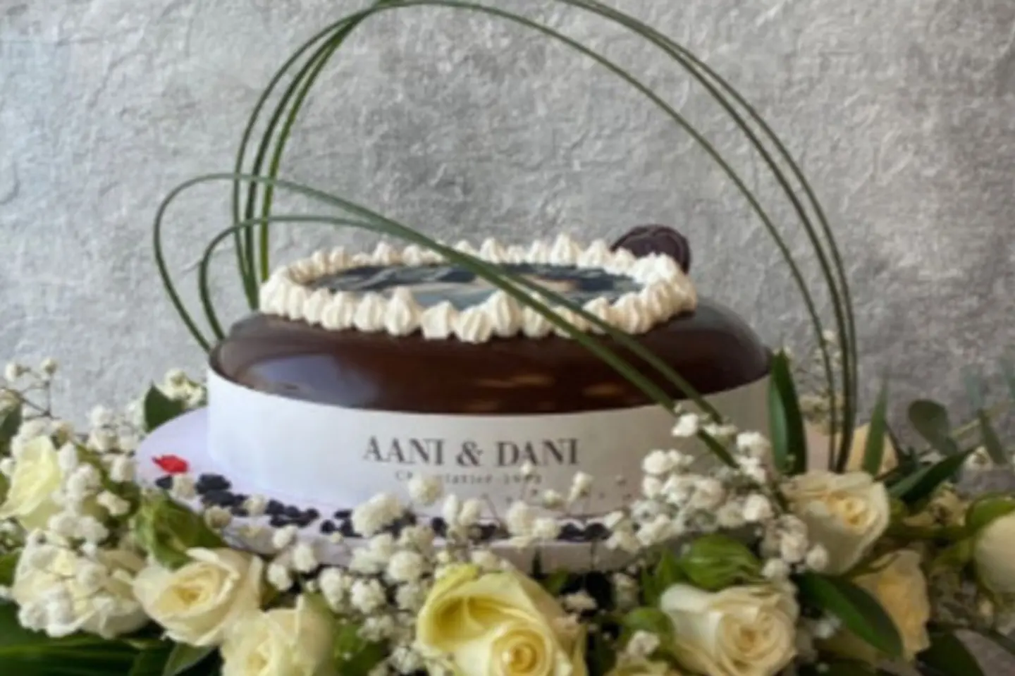 كيك أني وداني مع الورد الطبيعي