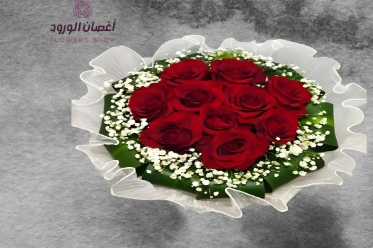 باقة ورد احمر قماش ابيض على فلين