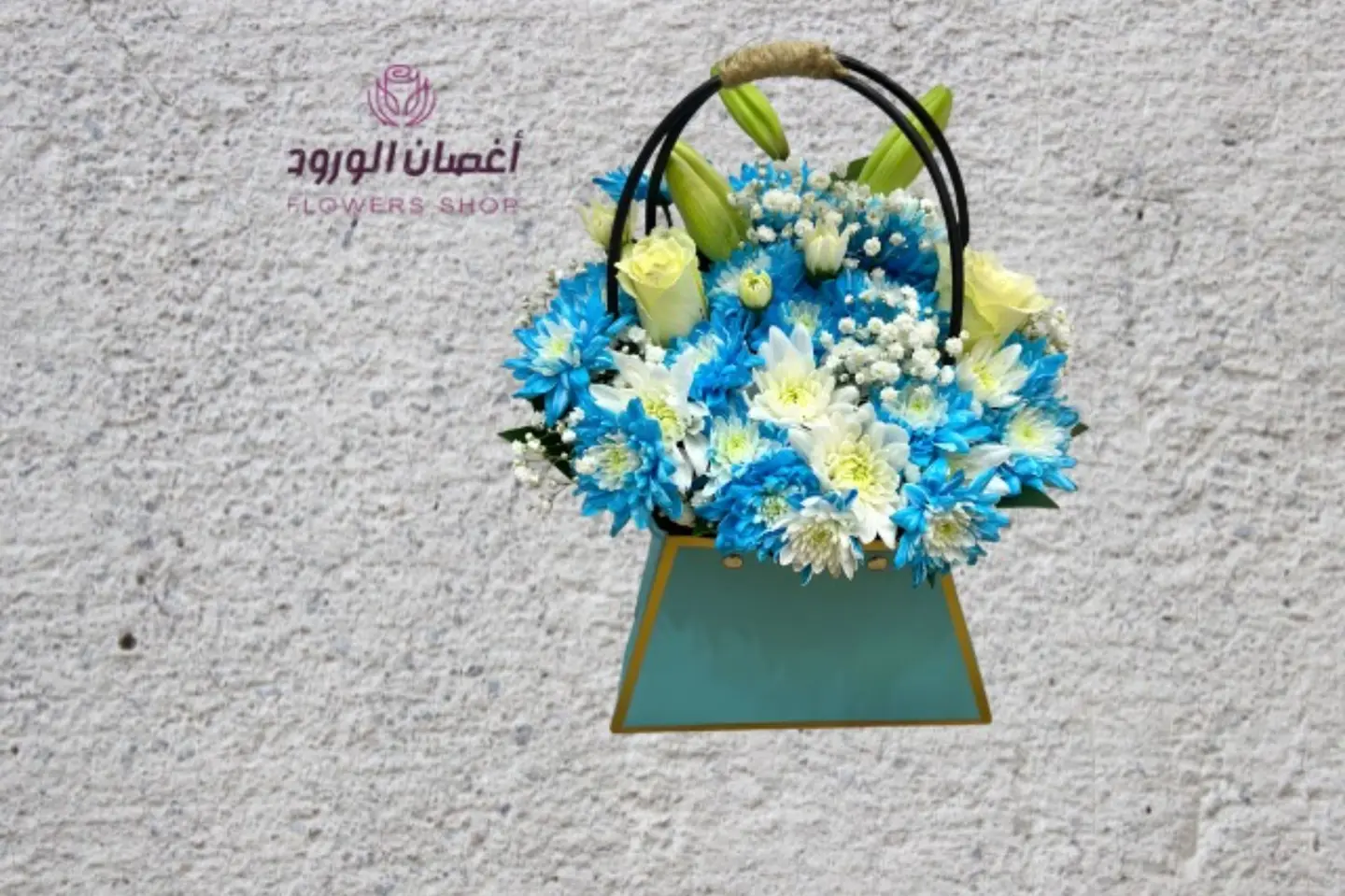 سلة ورد سماوي وابيض