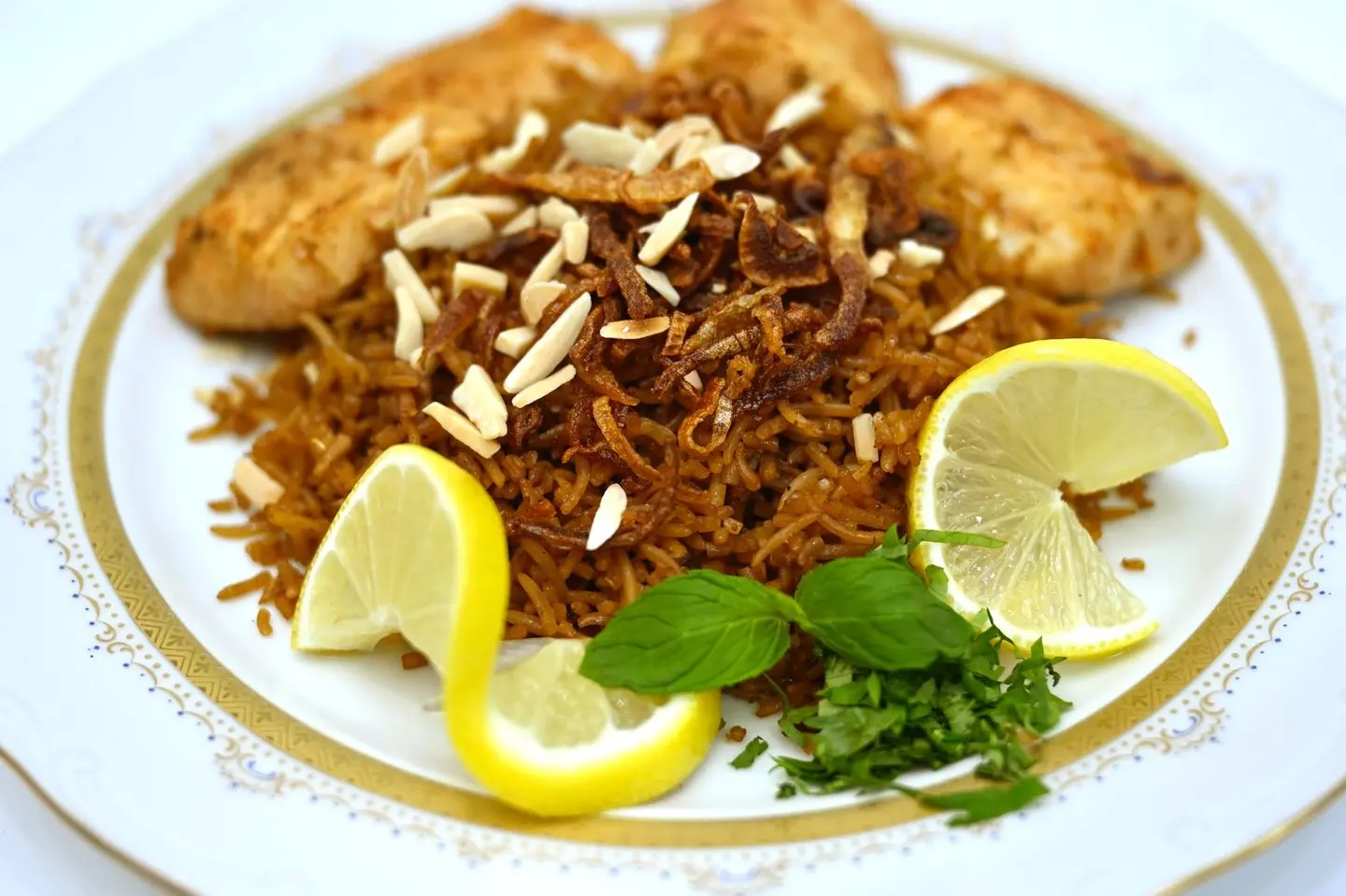 صيادية طبق السمك والأرز طحينية