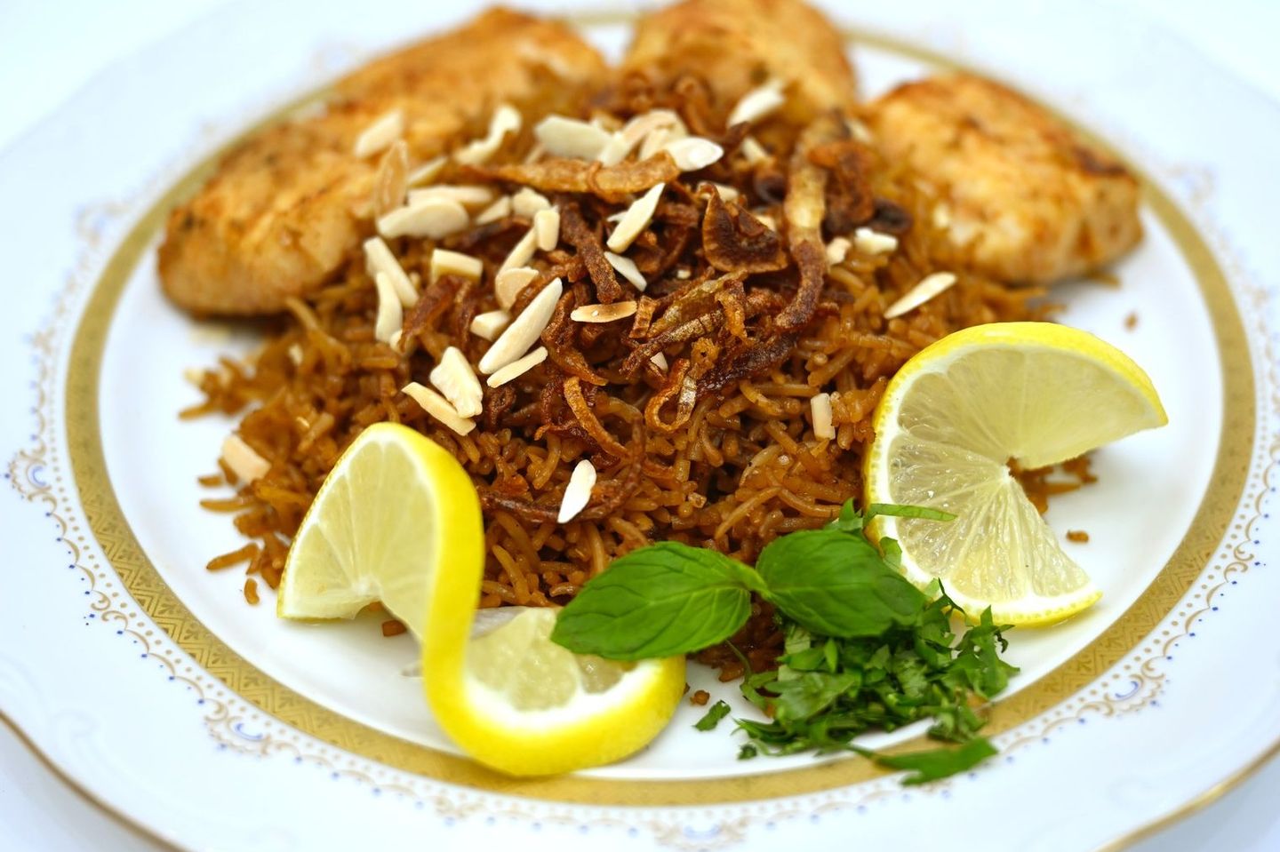 صيادية طبق السمك والأرز طحينية