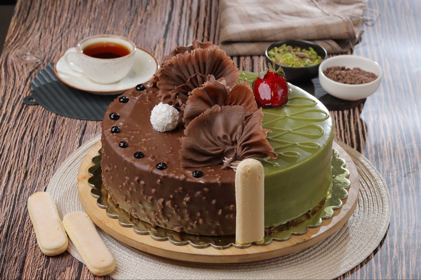 Larg Roche And Pistachio Cake