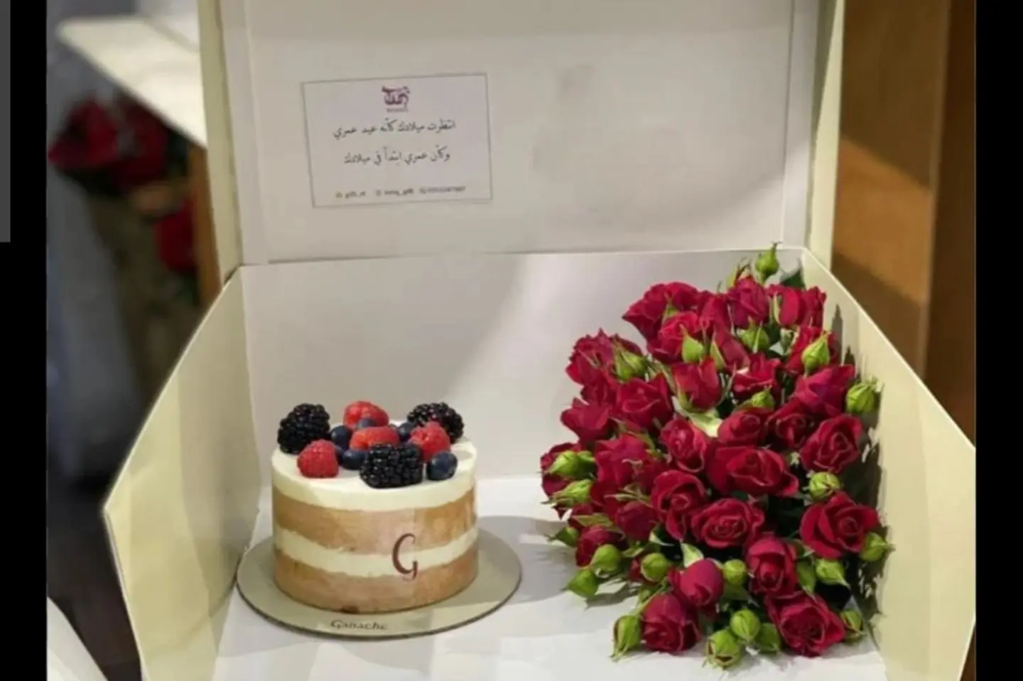 كيك مع ورد احمر