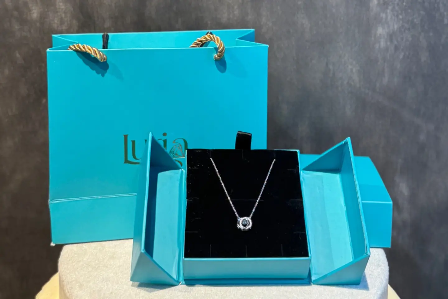 سلسال الاناقة - لوريا