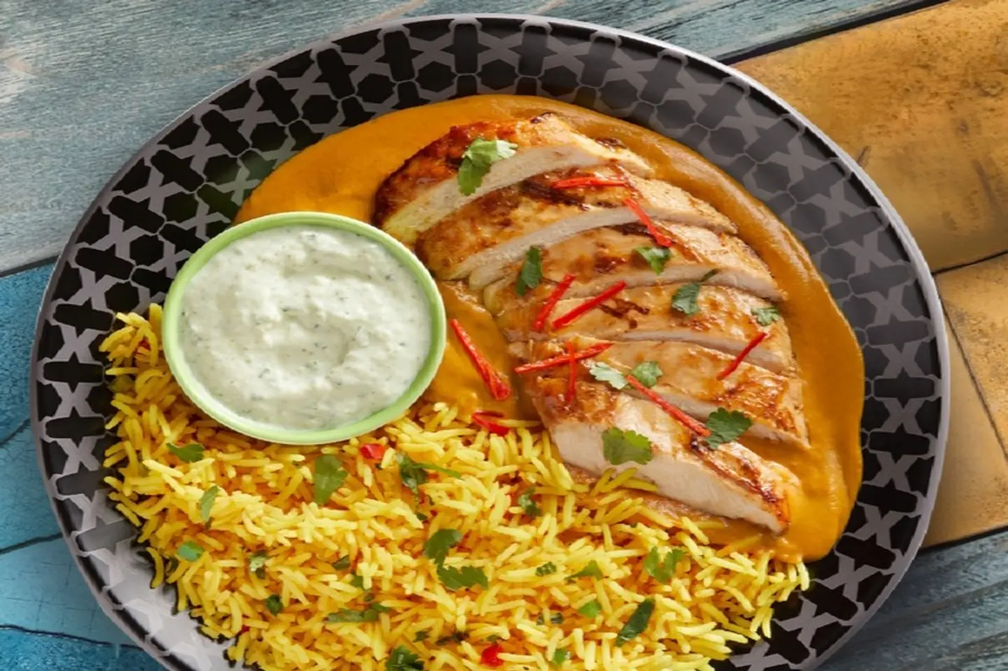 دجاج كاجو كريمي وأرز حار مع 1 طبق جانبي عادي