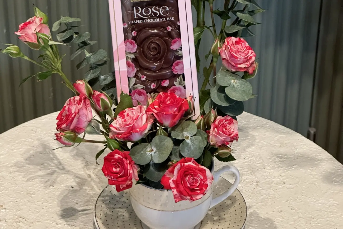 كوب مع ورد وشوكولاتة