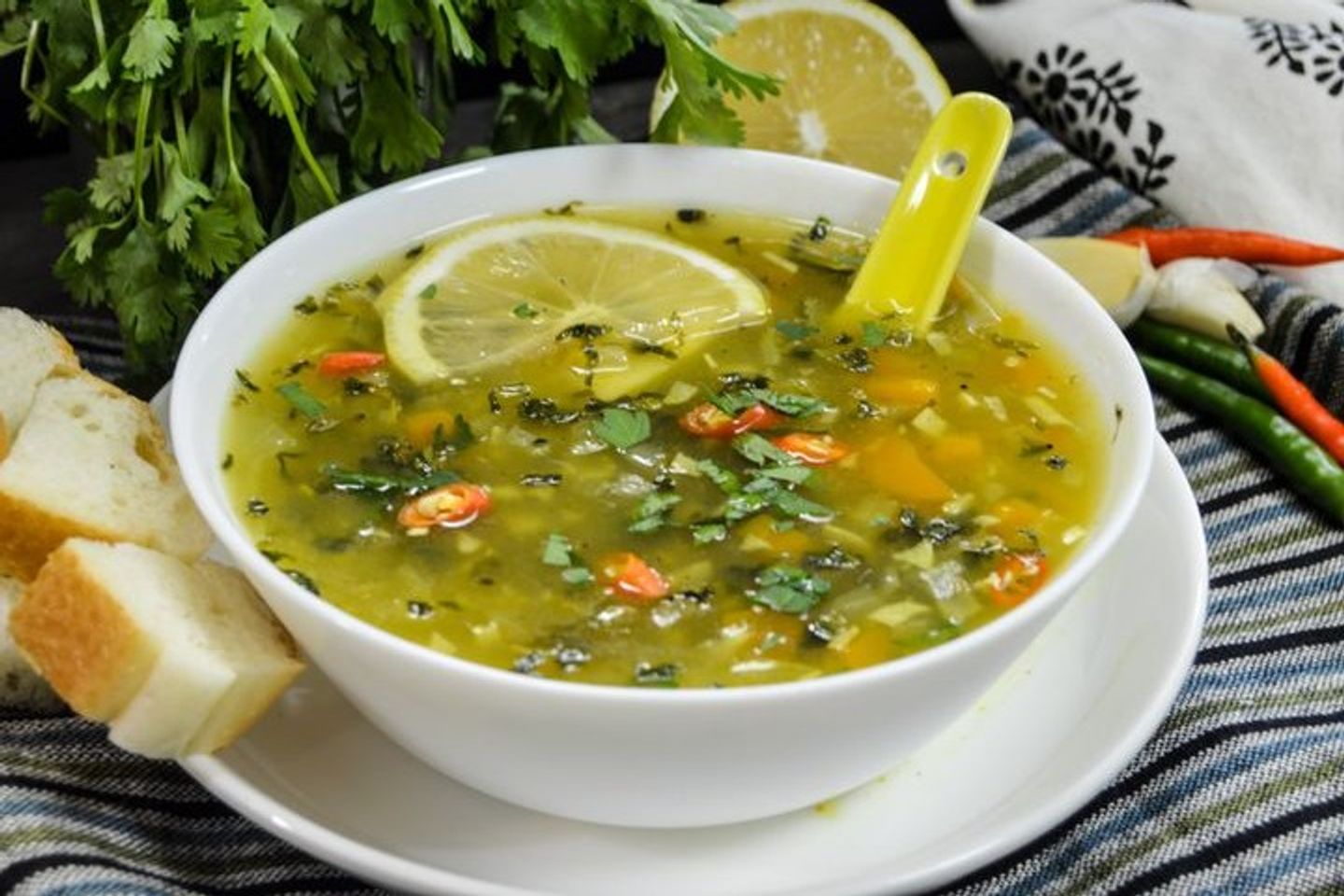 شوربة دجاج بالليمون والكزبرة