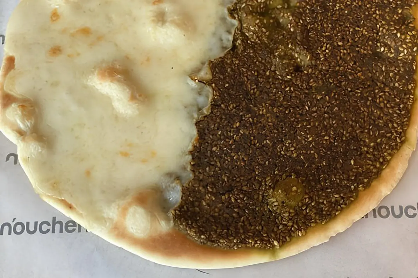 منقوشة زعتر وجبنة