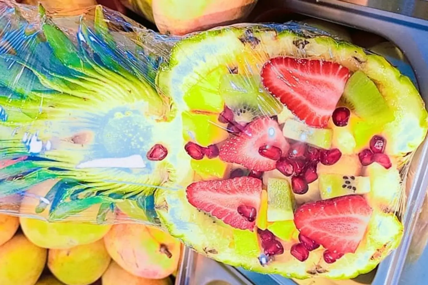 سلطة فواكة في أناناس