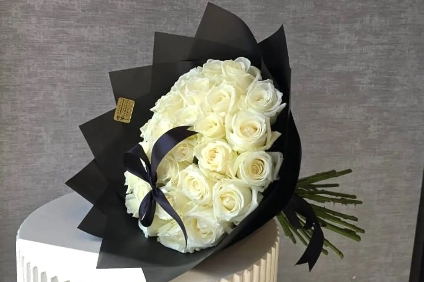 بوكيه ورد ابيضّ انيق بتغليف اسود