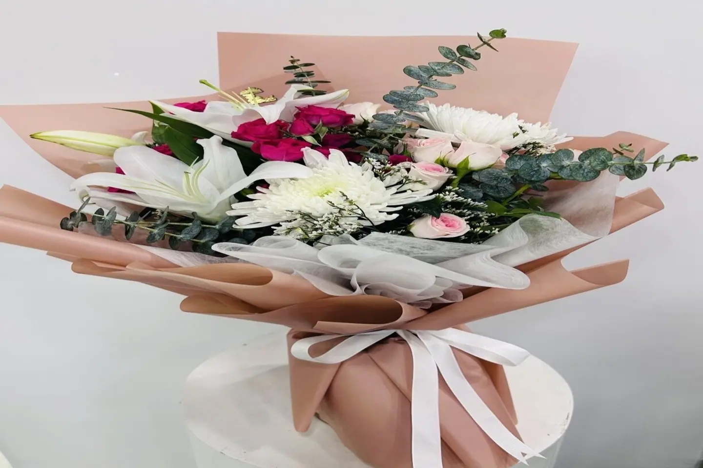 باقة بيبي روز فوشي ووردي مع ليليوم أبيض