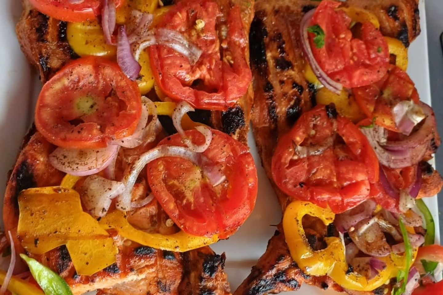 حبة دجاجة مع الأرز والبطاطس والصوص