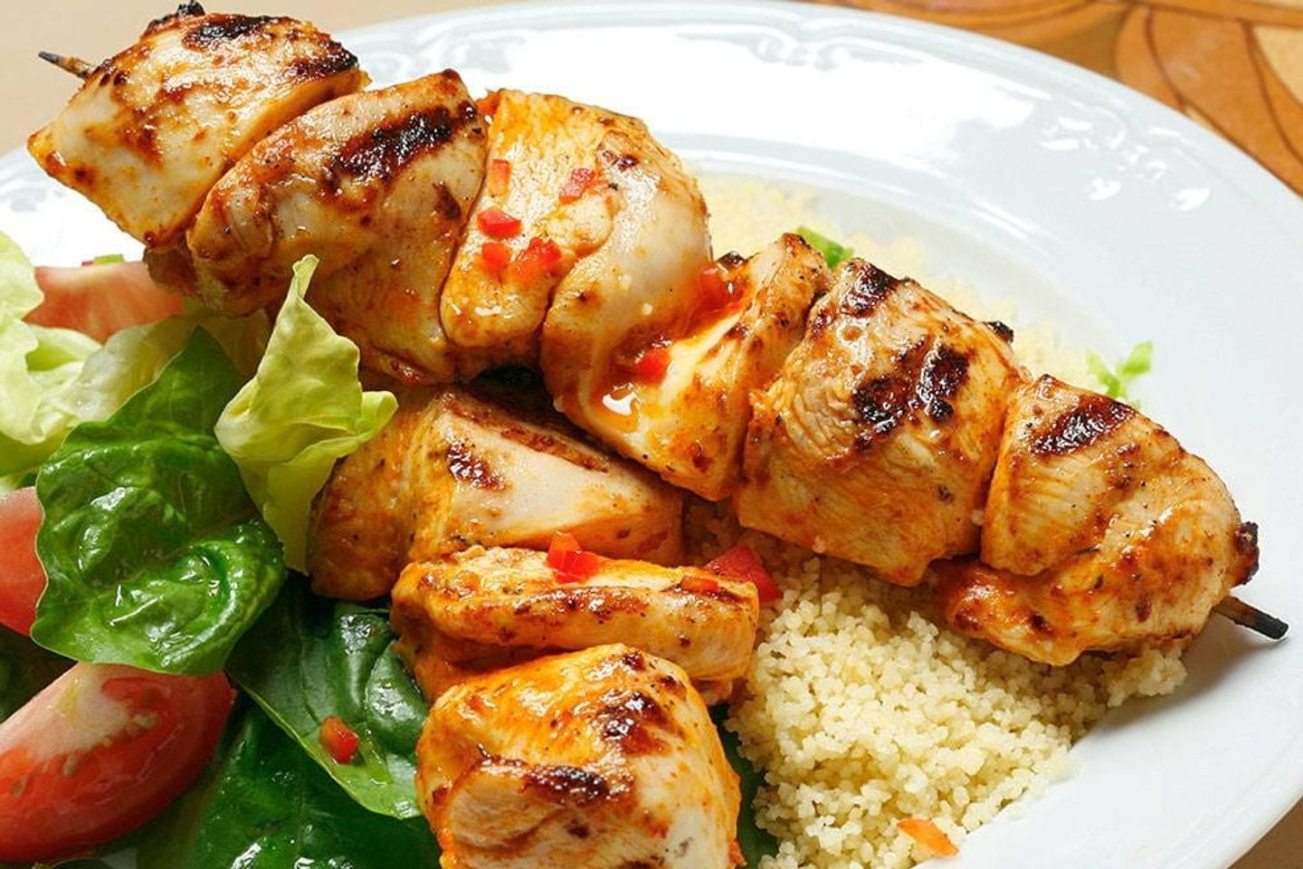 وجبة شيش طاووق لفرد مع الأرز والبطاطس