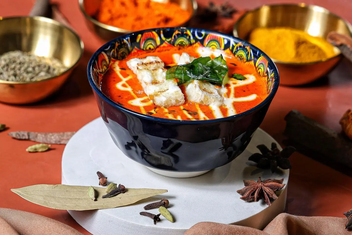 شوربة الطماطم المشوية والريحان