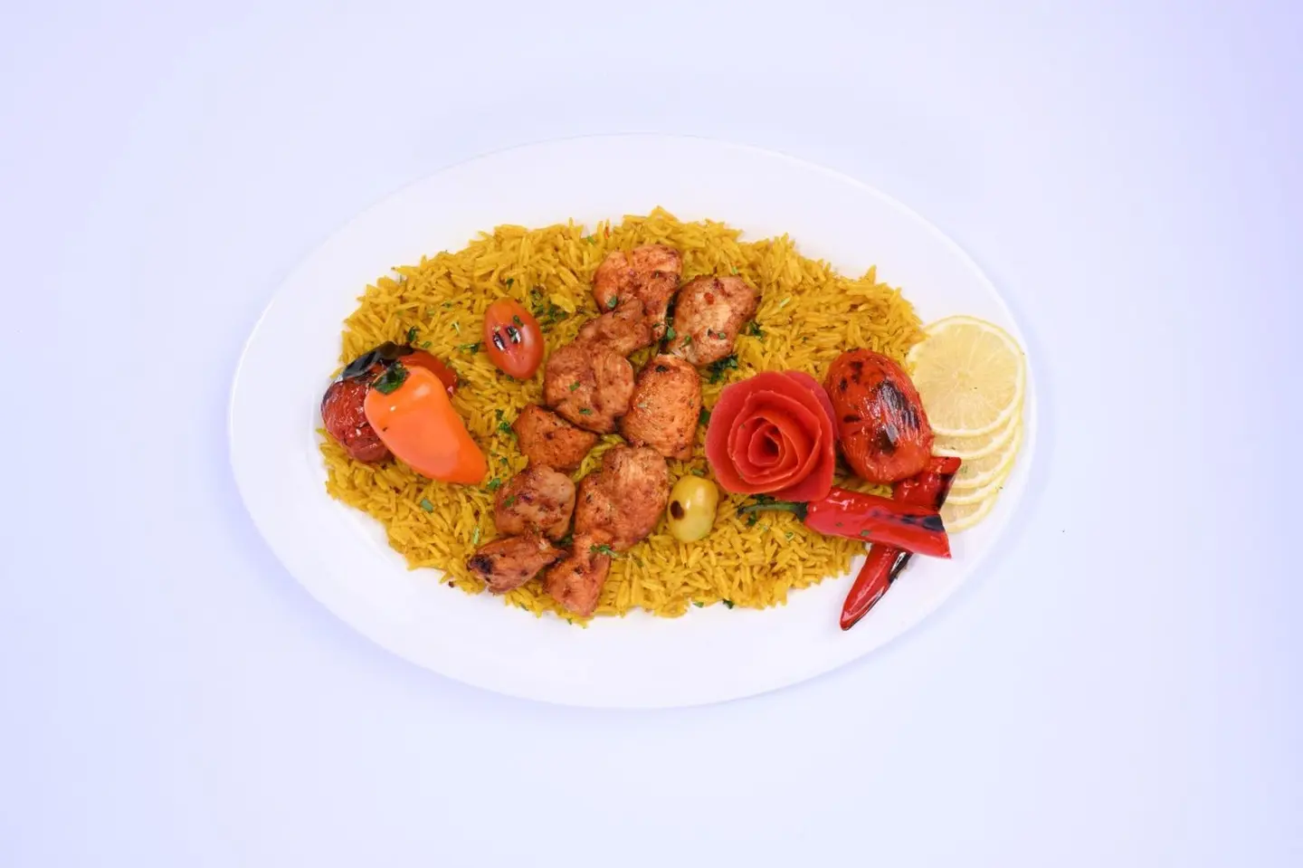 اثنين سيخ شيش طاوق دجاج كبير مع ارز اسكي كباب المطهو علي الفحم