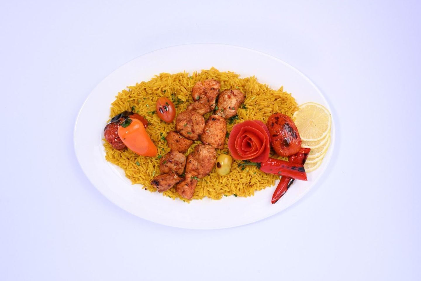 اثنين سيخ شيش طاوق دجاج كبير مع ارز اسكي كباب المطهو علي الفحم