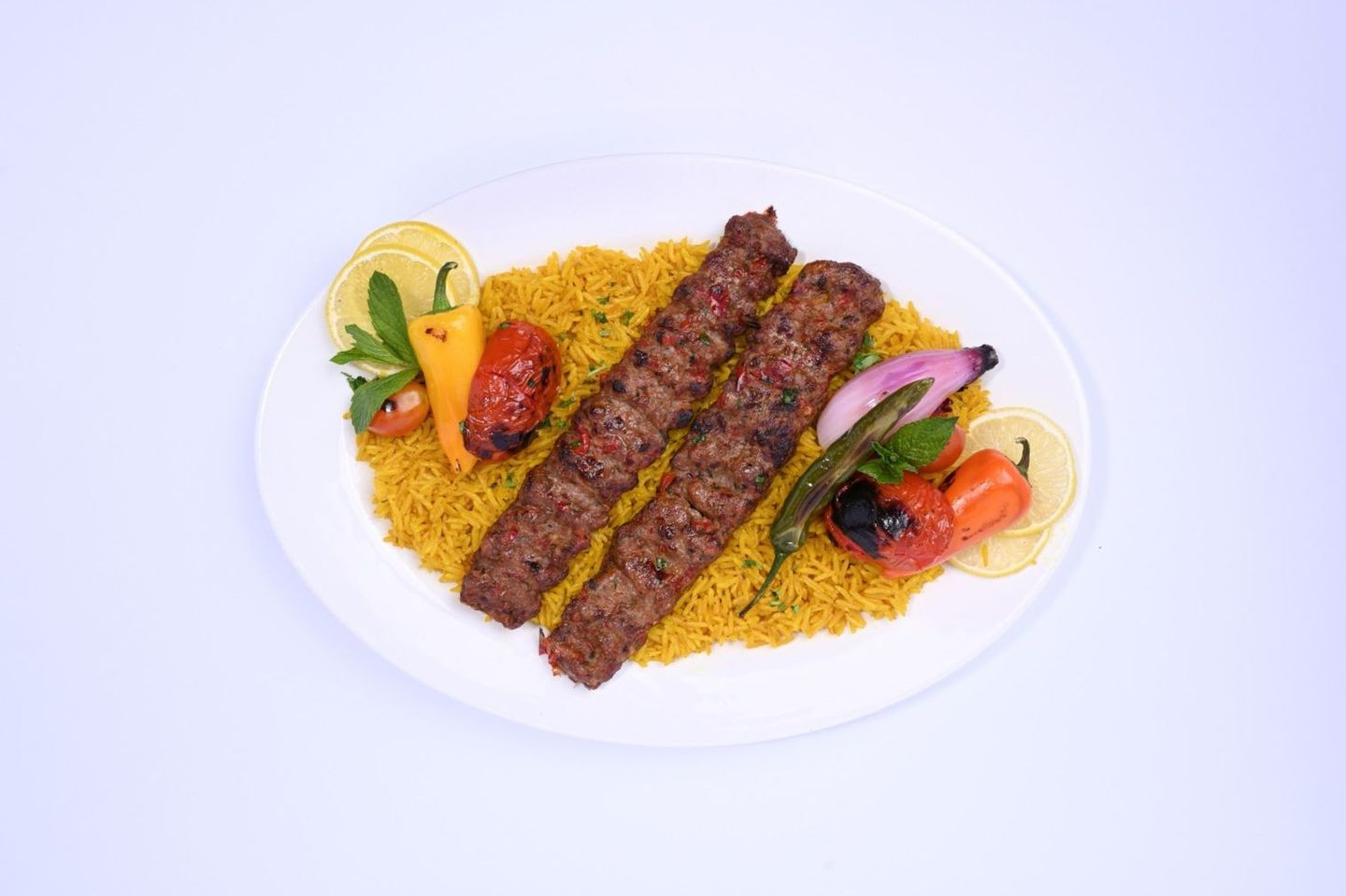 اثنين سيخ كباب لحم كبير مع ارز اسكي كباب المطهو علي الفحم