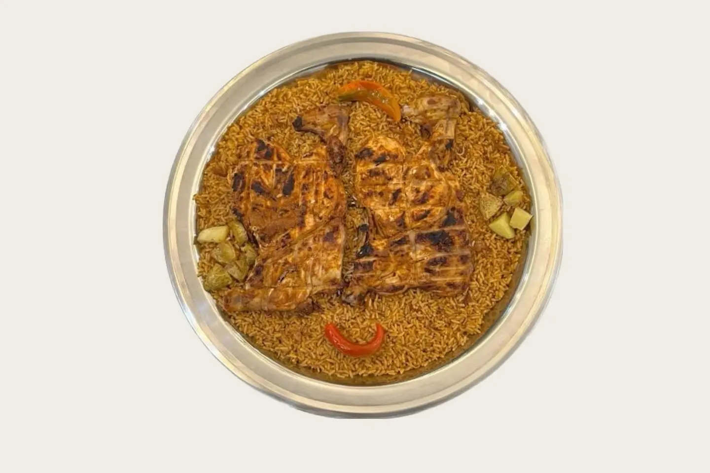 حبة دجاج عالفحم مع ارزاحمر امريكي