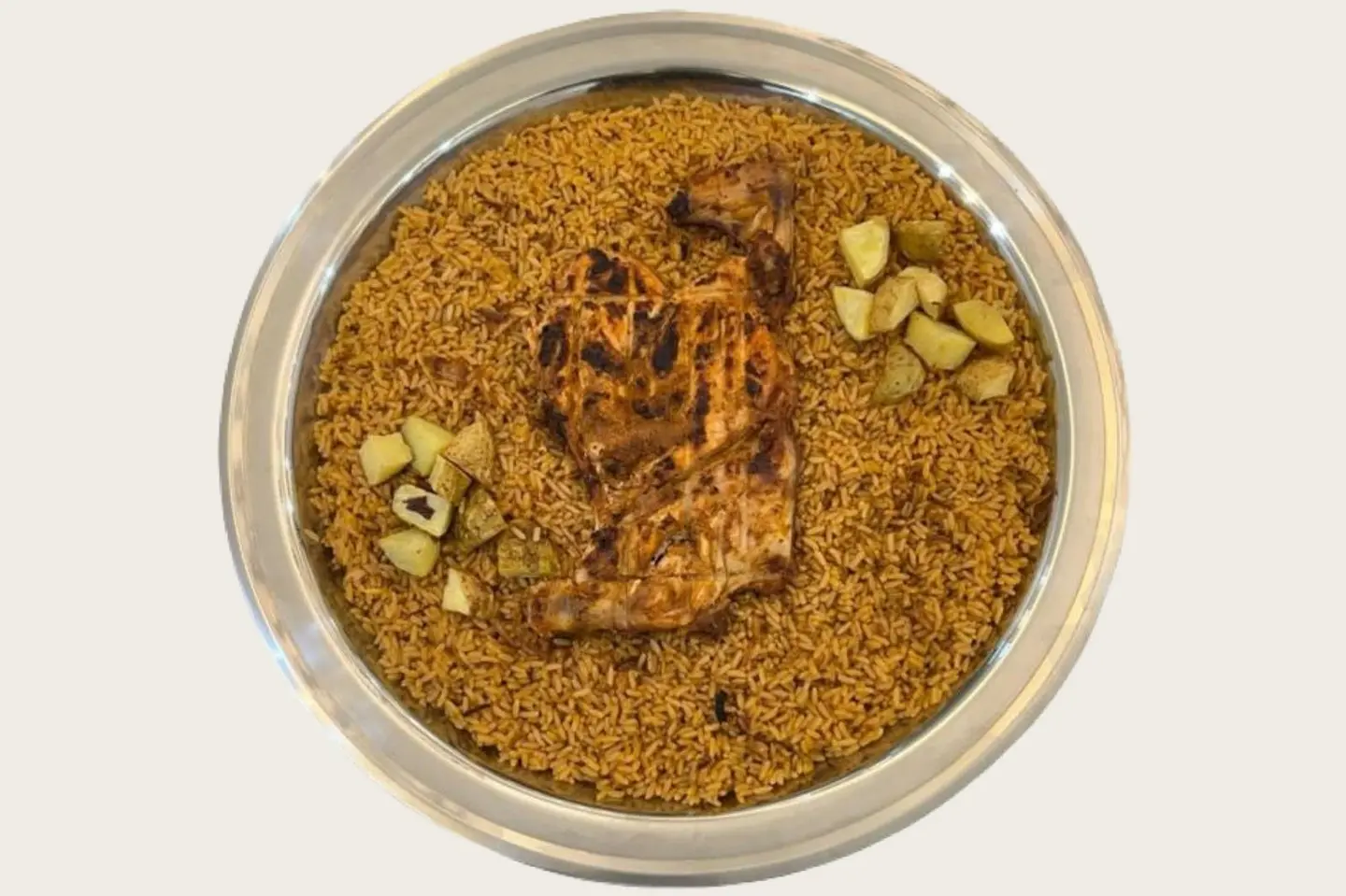 نص حبة دجاج عالفحم مع ارزاحمر امريكي