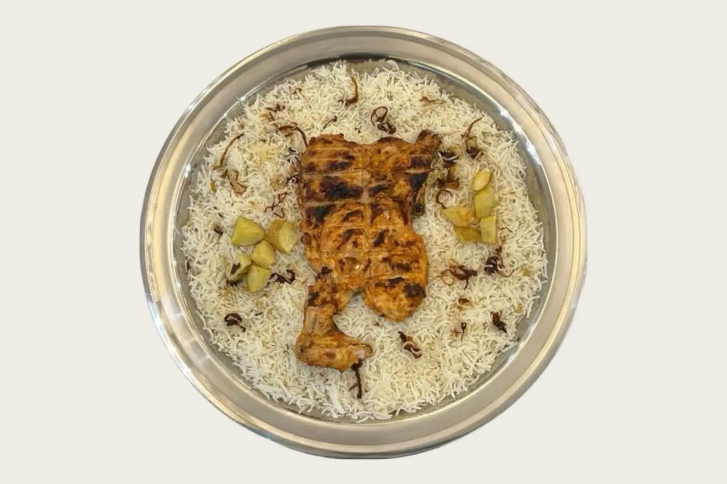 نص حبة دجاج عالفحم مع ارز ابيض بشاوري