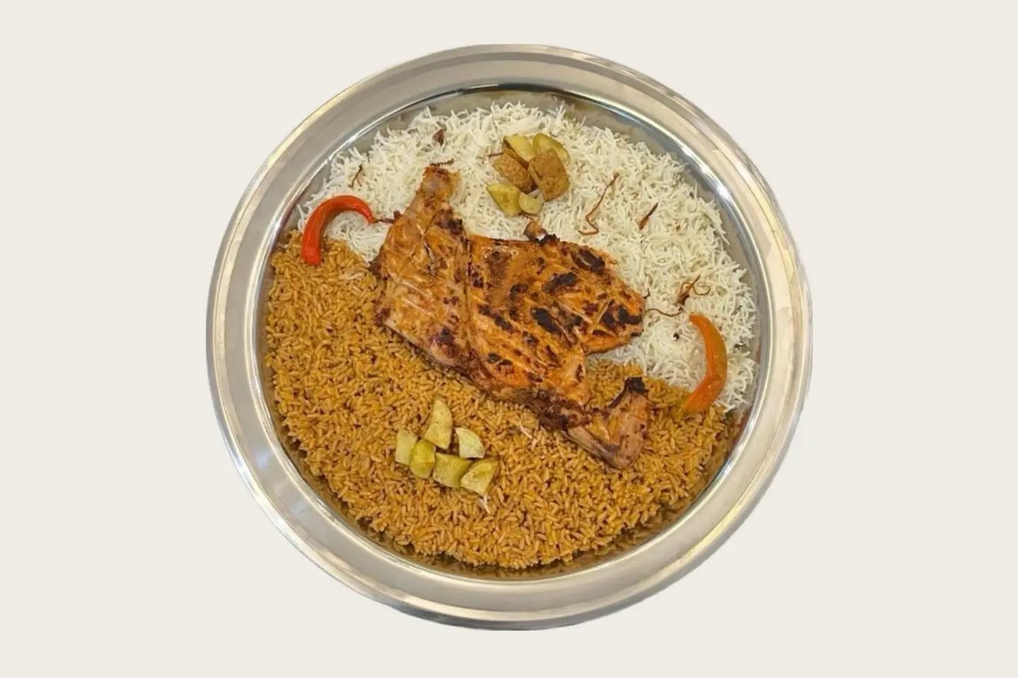 نص حبة دجاج عالفحم رز مشكل