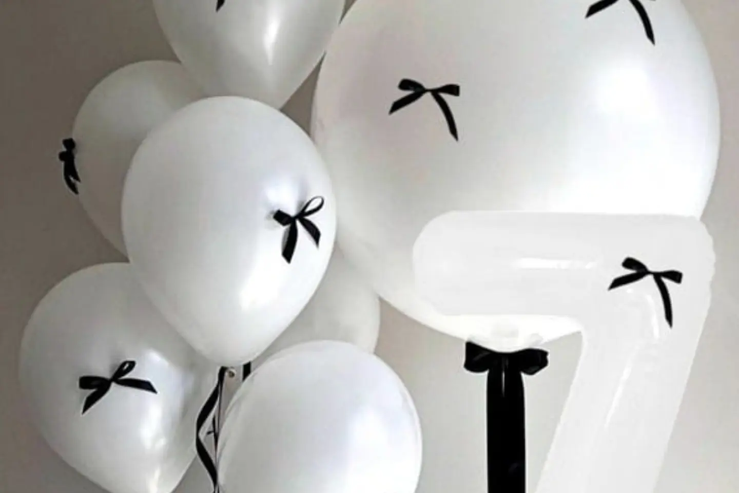 بالون هيليوم مع فيونكة