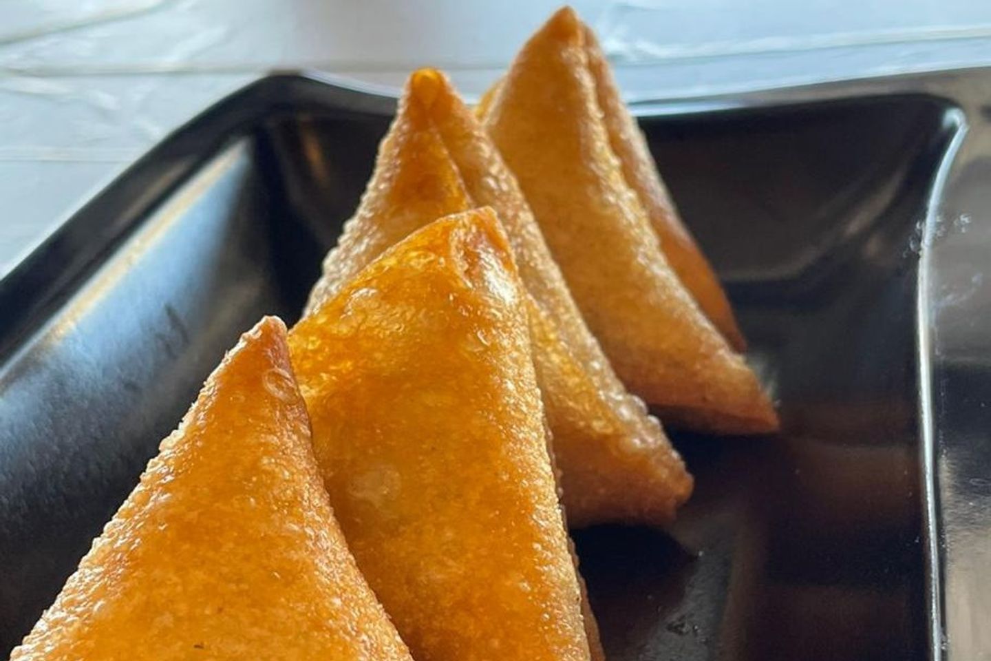 قطعة سمبوسة لحم