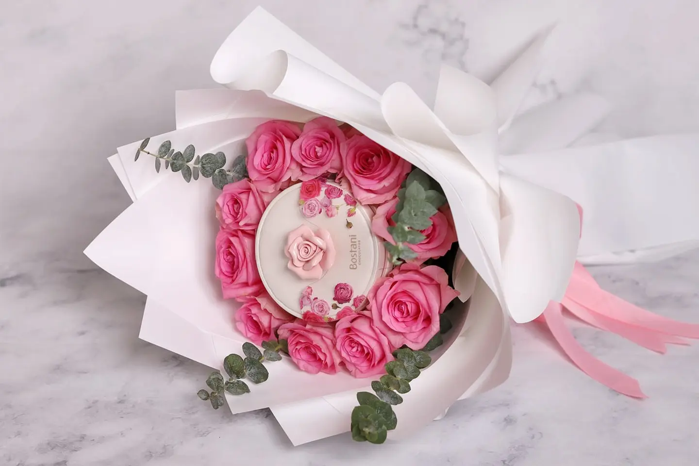 بوكية ورد زهري مع علبة شوكولاتة بستاني