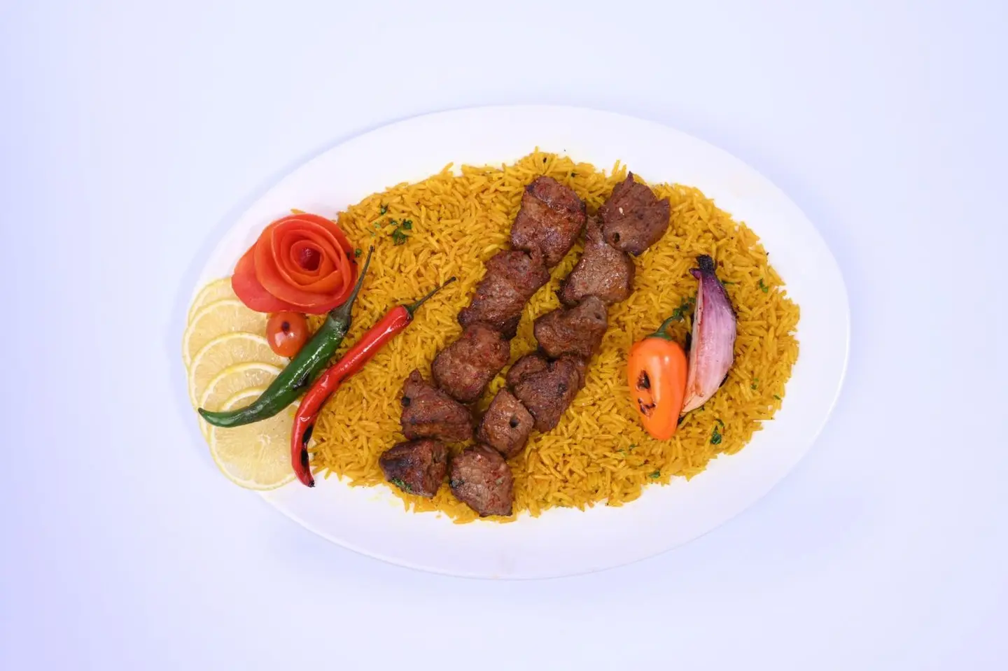 اثنين سيخ اوصال لحم كبير مع ارز اسكي كباب المطهو علي الفحم