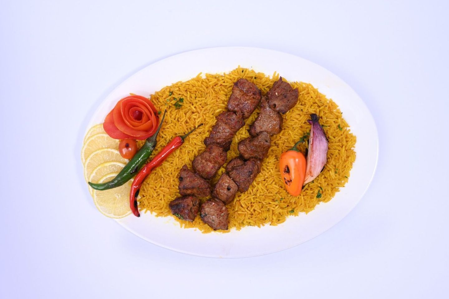 اثنين سيخ اوصال لحم كبير مع ارز اسكي كباب المطهو علي الفحم