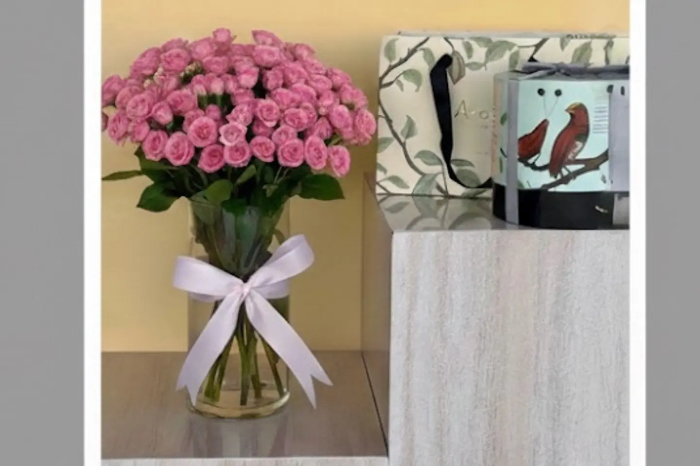 فازة ورد مع شوكولاته انوش