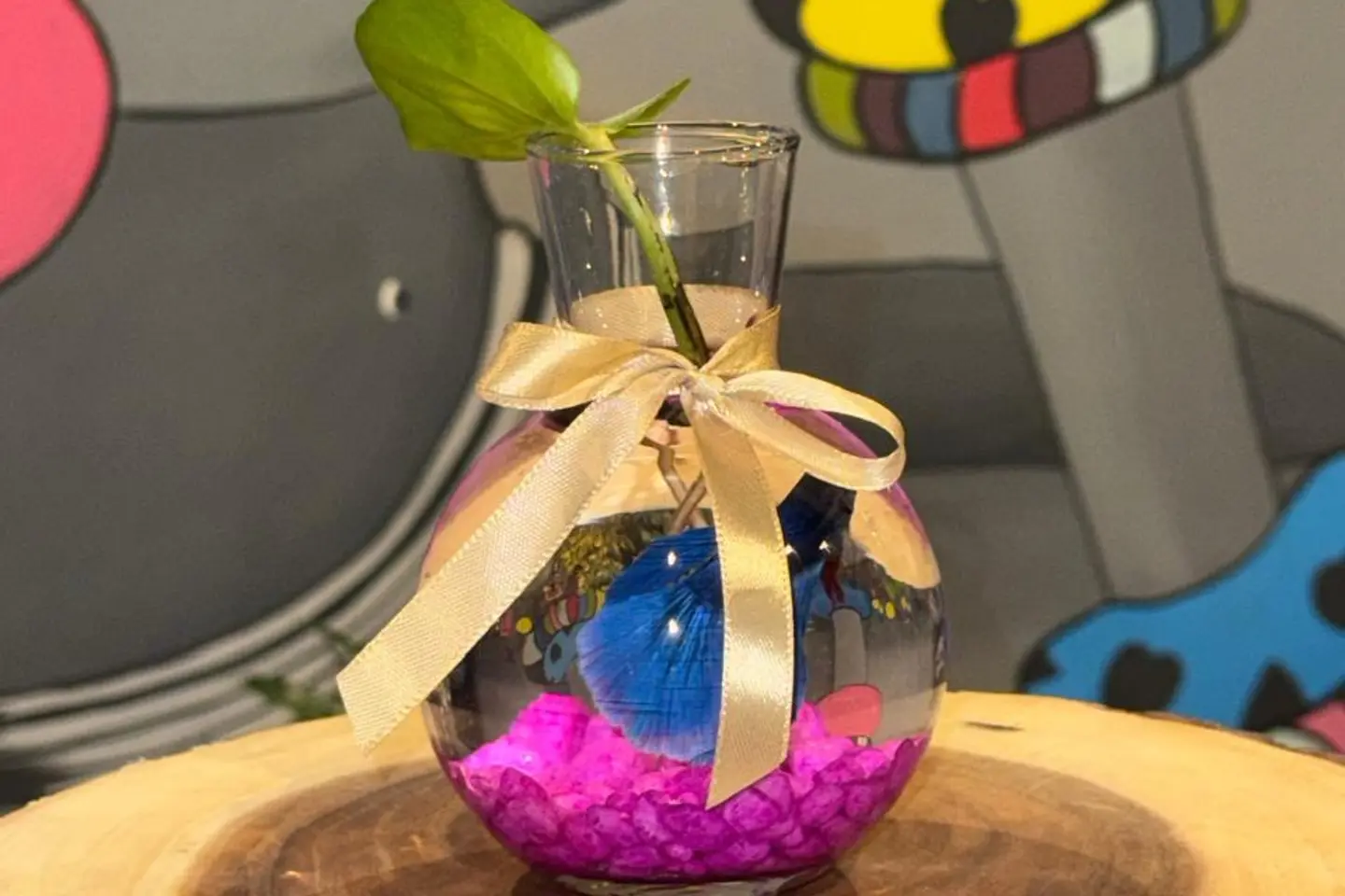 فازة البوتس الصغيرة مع الأحجار الوردية