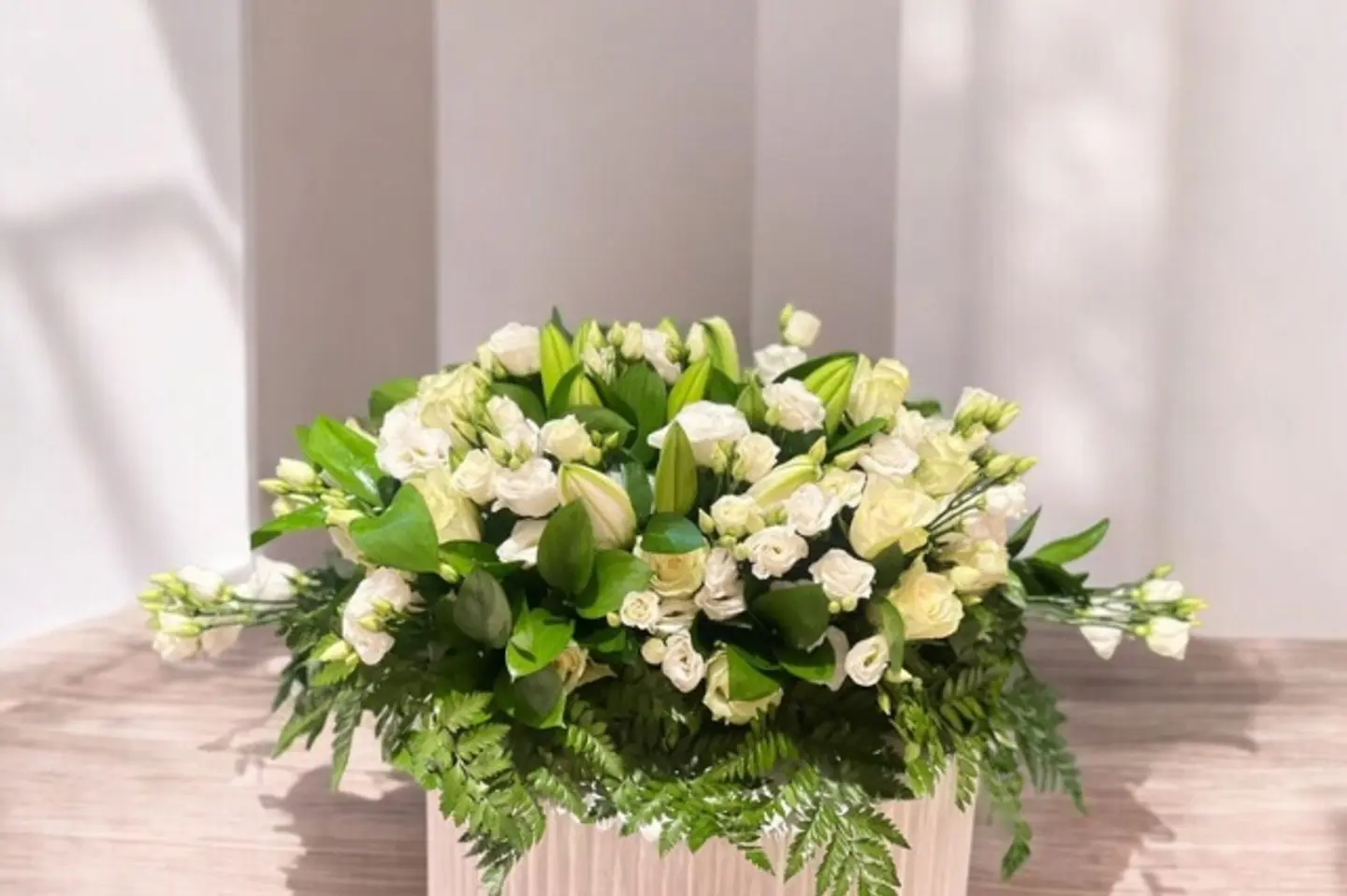 تنسيق زهور بيضاء مميز طاوله طعام اجتماعات