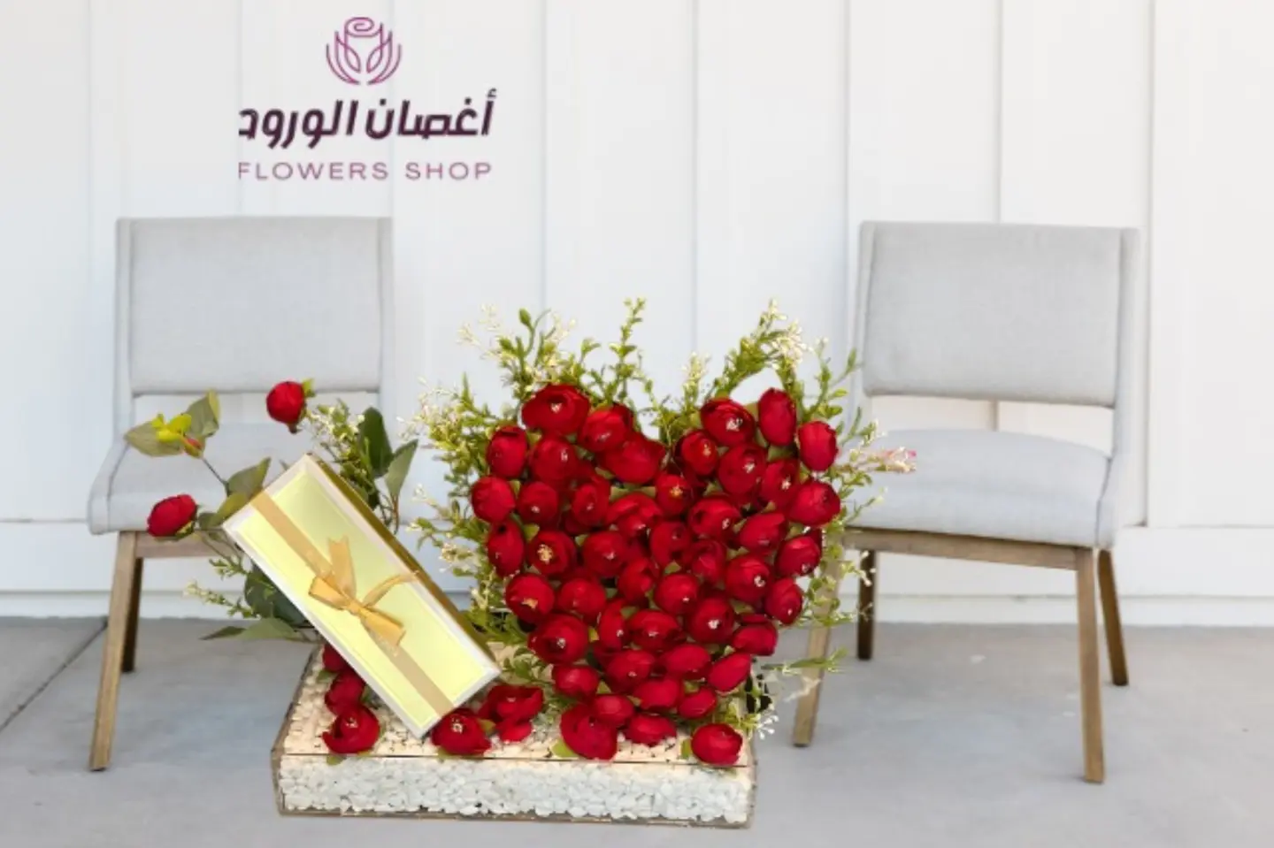 قلب المحبة مع ربع بستاني على قاعدة اكريليك