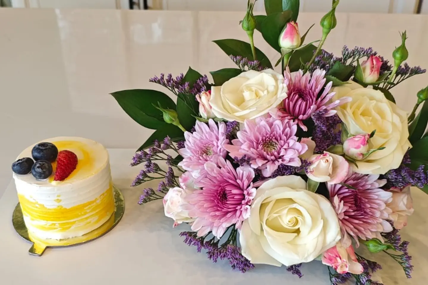 كعكة لذيذة مع تنسيق ورد