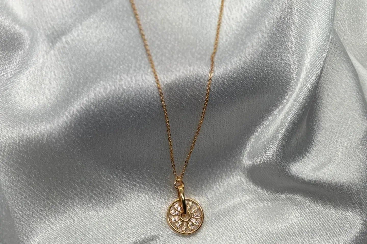 سلسال أنيق مطلي بالذهب ا