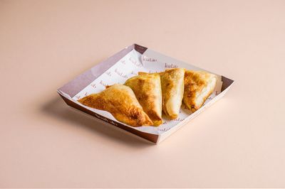 سمبوسة دجاج (٤ حبات)