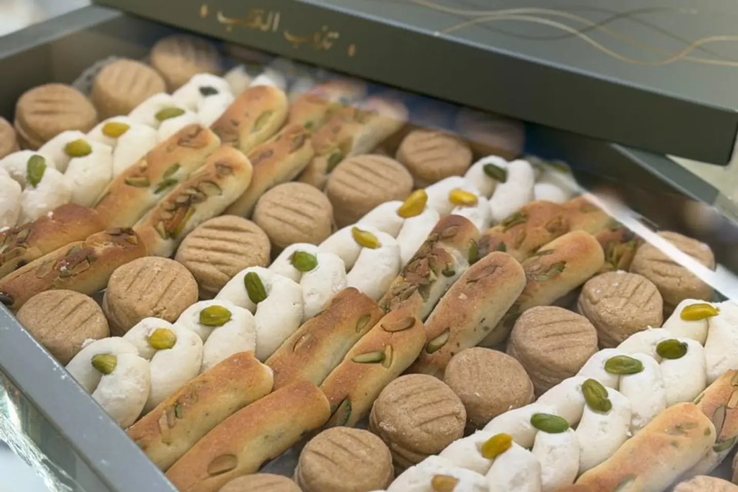 علبة كبيرة من المعمول والغريبة