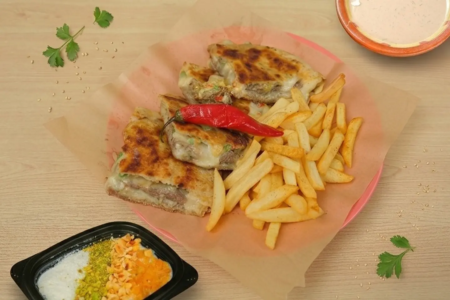 حواوشي لحم بطاطس محمرة ارز باللبن طحينة