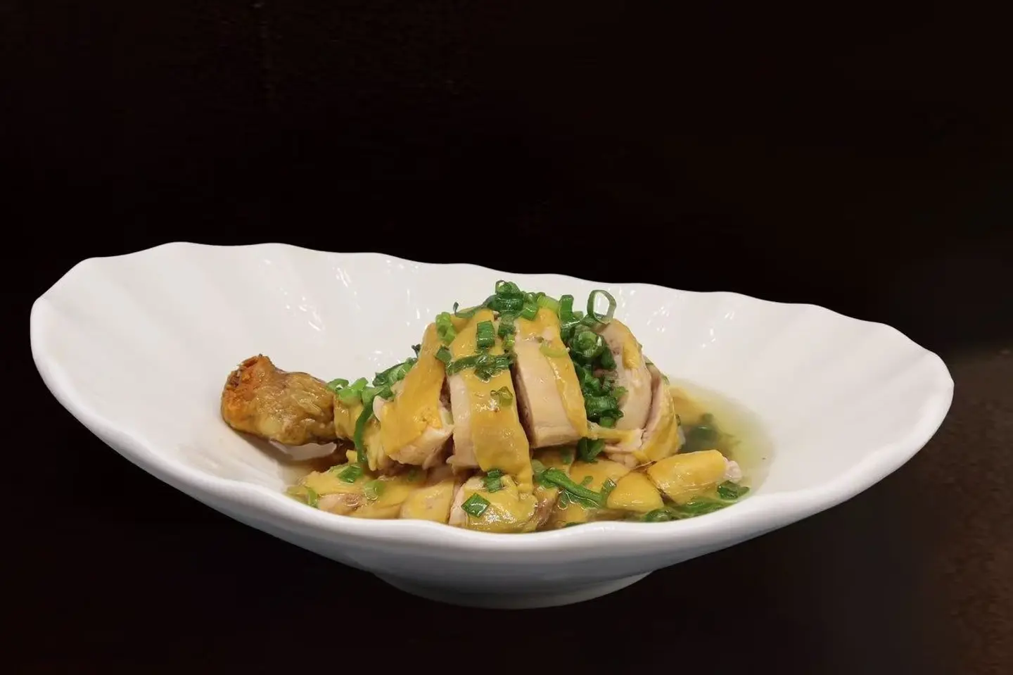 دجاج بزيت البصل الأخضر