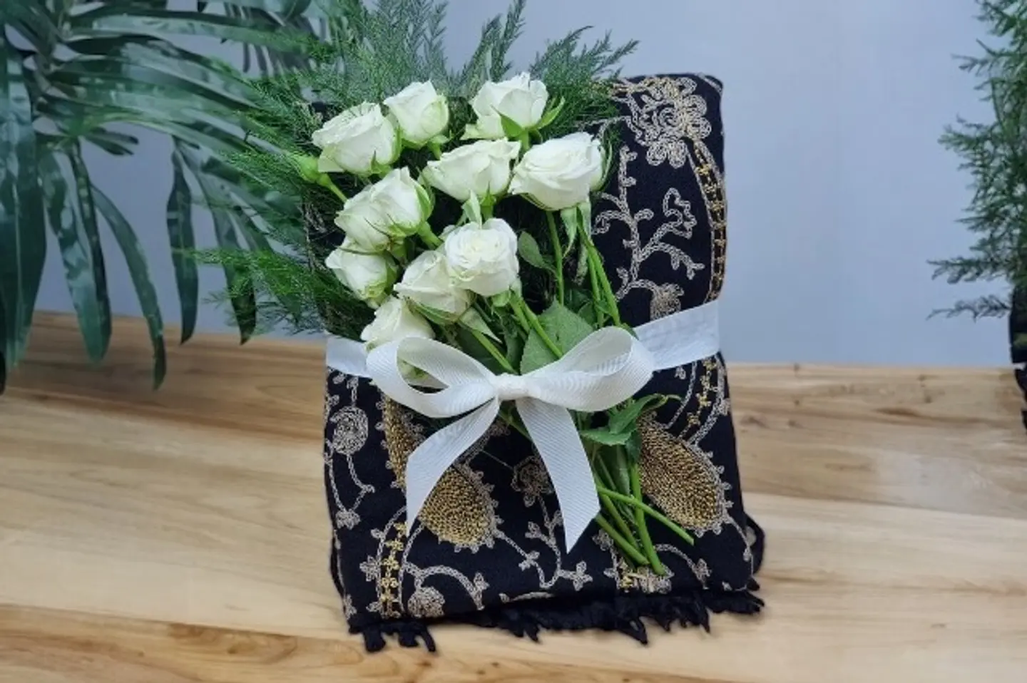 شال كشميري مع جوري ابيض