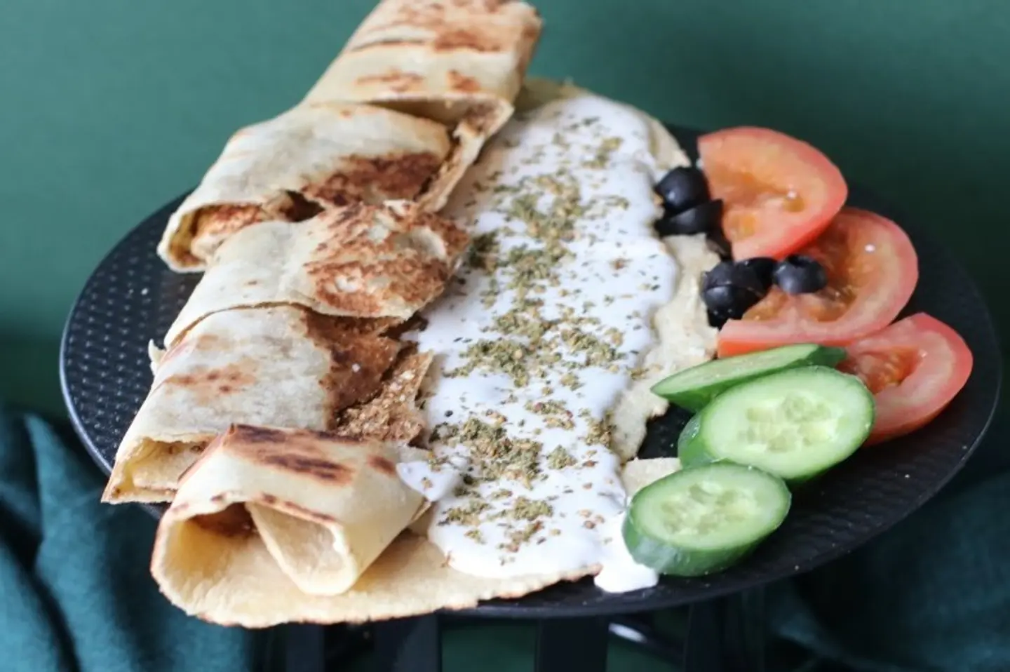 خبز الصاج بالزعترمع لبنه