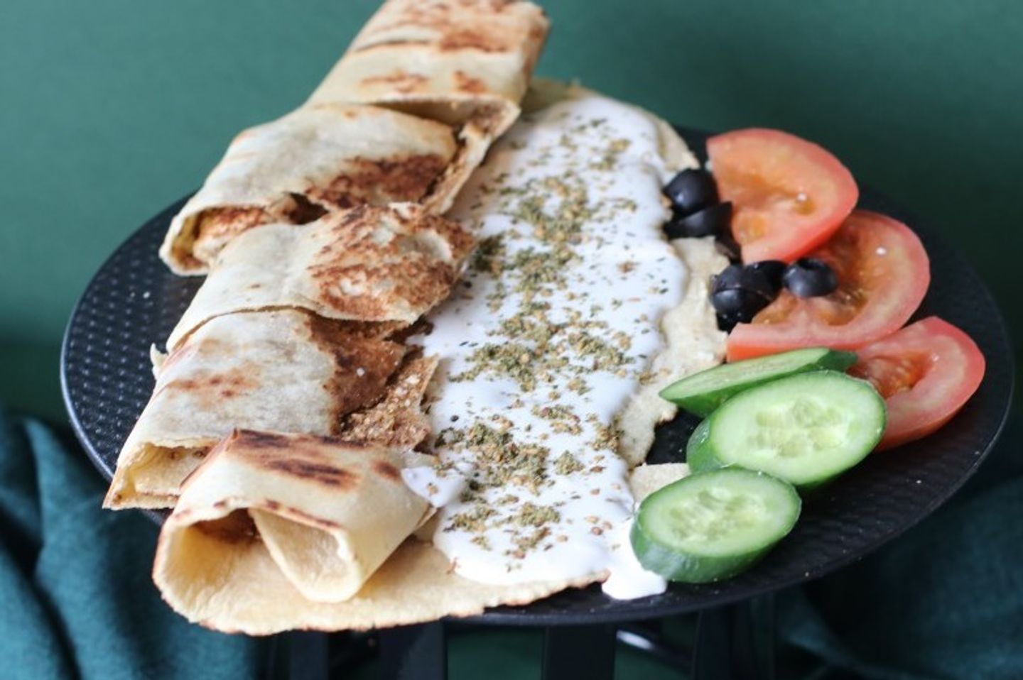 خبز الصاج بالزعترمع لبنه