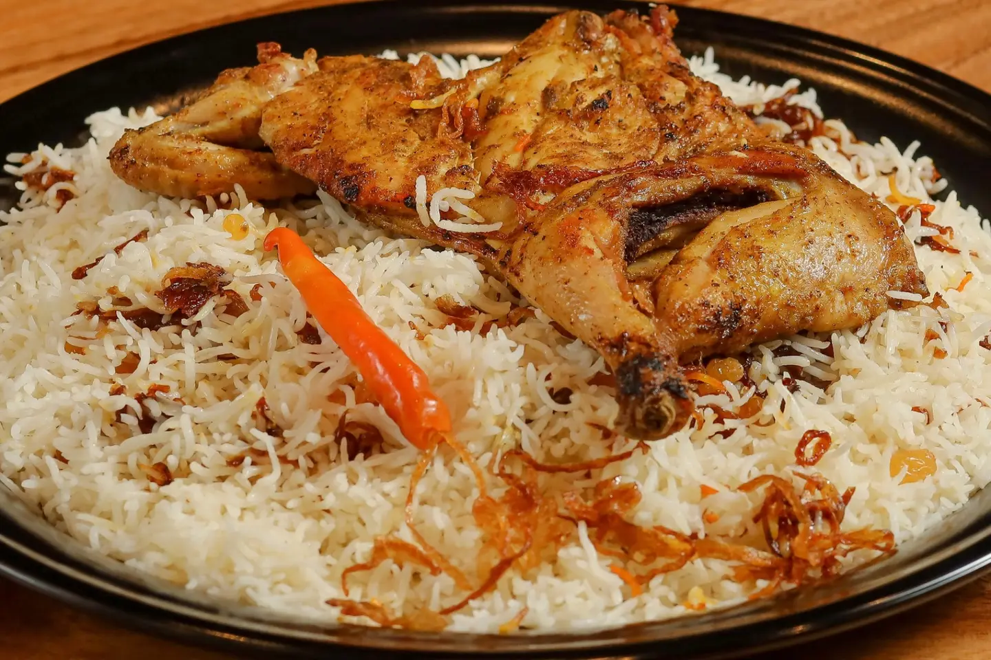 نصف حبة دجاج مظبي مع رز بشاور