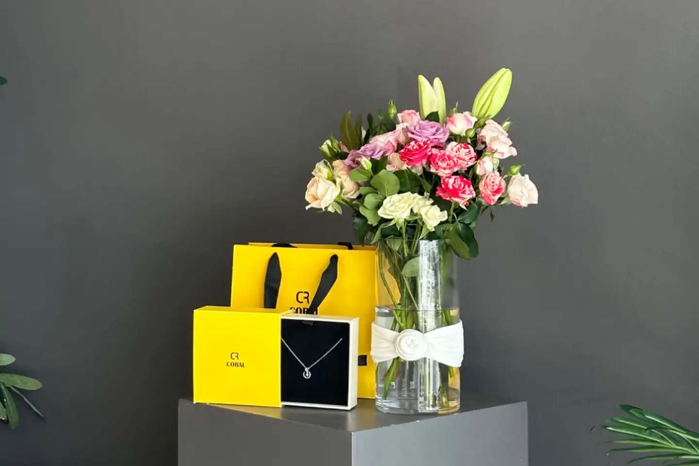 Mixed Vase And Coral Chain