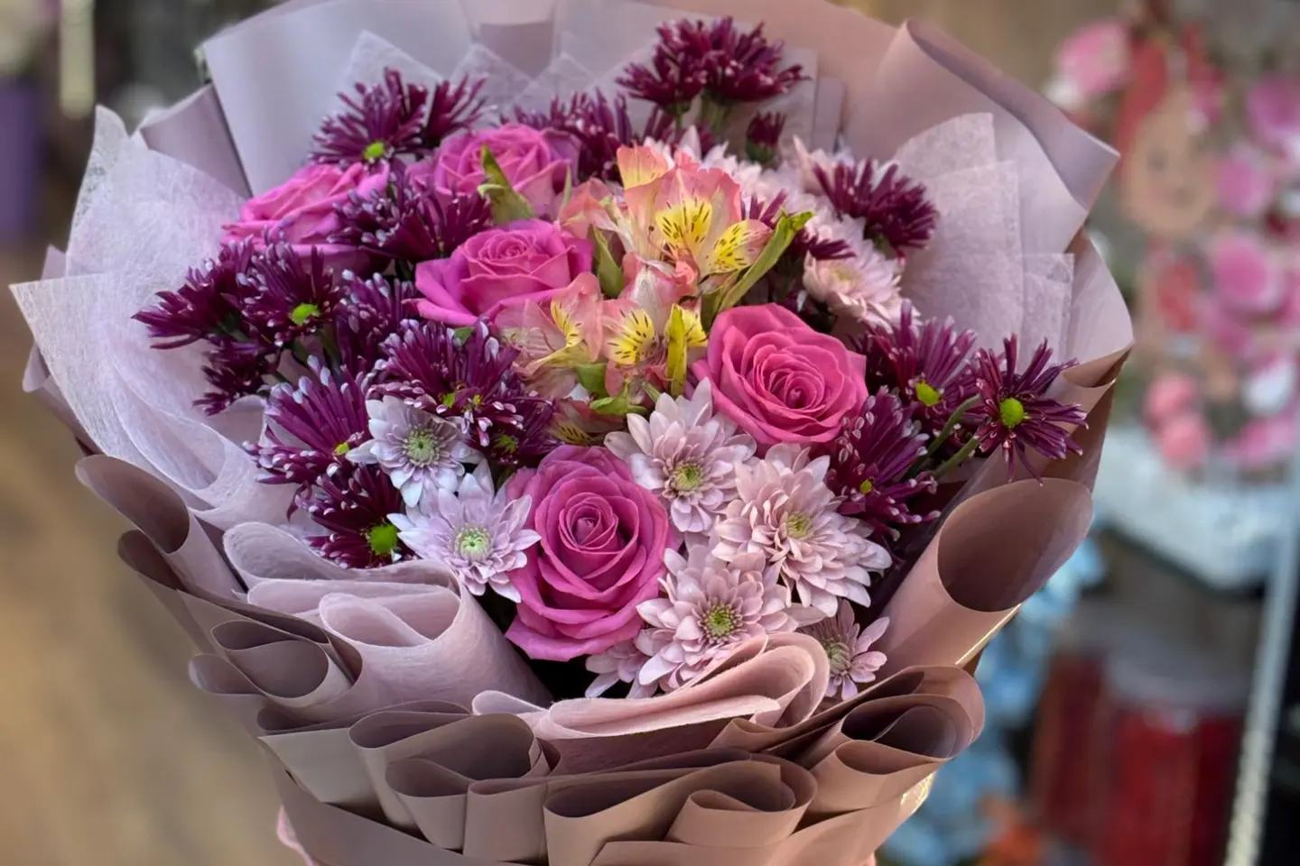 باقه ورد طبيعي اللون وردي وموف