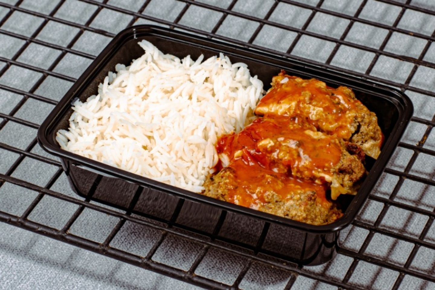 كباب لحم بصوص الطماطم+ ارز